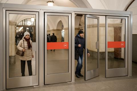 В екатеринбургском метро начнут проверять включением телефоны и ноутбуки пассажиров