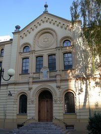Польская полиция ведет расследование в отношении тех, кто пытался поджечь синагогу Ножиков в Варшаве