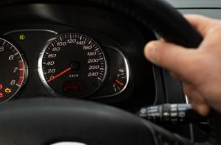 Сделал один простой трюк с шинами — и машина начала потреблять бензин в разы меньше