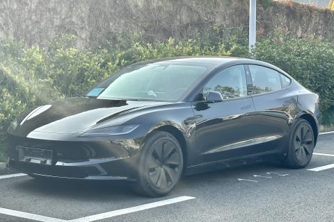 Владельцы Tesla фиксируют сбои автопилота FSD на железнодорожных переездах в США