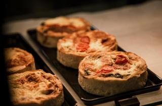 Слойки с креветками и сыром запекаются при 190°С 20–25 минут — повара