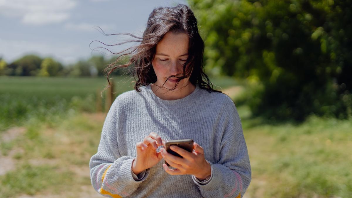 Женщина листает ленту