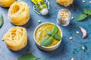 Песто советуют вмешивать в омлет вместо специй — Food Republic