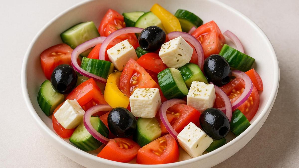 Греческий салат с оливками и фетой Греческий салат с оливками и фетой