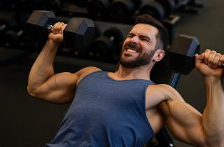 Жим штанги на наклонной скамье не развивает верх груди лучше классического — фитнес-эксперты