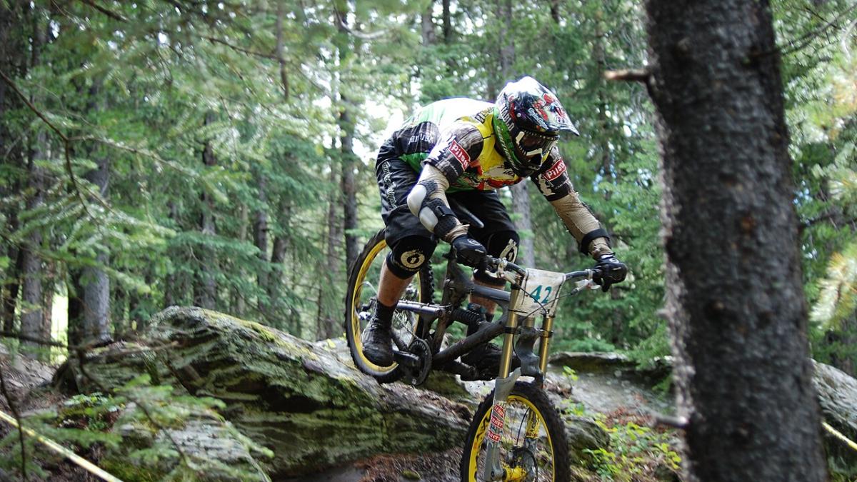 Горный велосипед на спуске