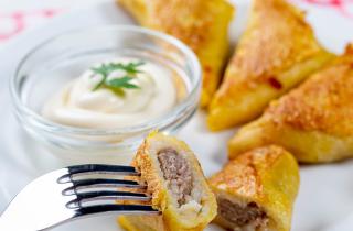 Блины с крупой готовятся с начинкой из обжаренного фарша и рассыпчатого риса