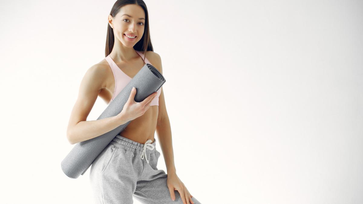 Девушка с фитнес ковриком