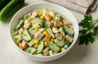 Салат с курицей, яйцами, огурцом и горошком на сметане подходит для диетического питания