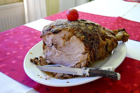 Буженина придаёт швейцарскому салату сытность без тяжести — шеф-повара