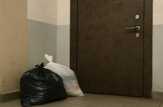 Как наказать соседа за выброс негабаритного мусора в мусоропровод: советы адвоката