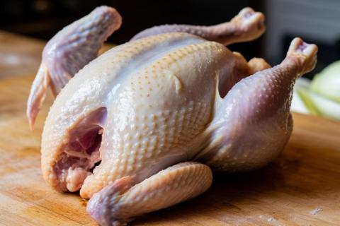 Размораживание птицы можно ускорить с помощью холодной воды — EatingWell