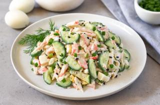 Салат из риса с крабовыми палочками огурцом и кукурузой заправляют майонезом — повар