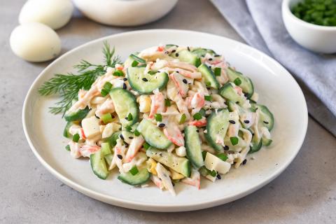 Салат из риса с крабовыми палочками огурцом и кукурузой заправляют майонезом — повар