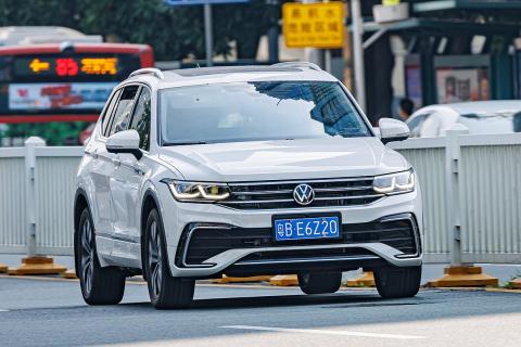 ADAC: BMW X3, Volvo EX30 и Volkswagen Tiguan лучше всего тормозят при движении задним ходом