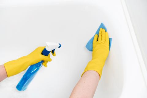 Столовый уксус поможет удалить известковый налет и желтые пятна с ванны