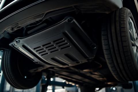 Металлическая защита картера выдерживает удары и служит дольше пластиковых