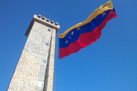 Сенаторы США потребовали запретить применение силы против Венесуэлы без одобрения Конгресса — Тим Кейн