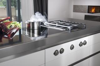 Индукционная плита отключается без посуды и снижает риск перегрева — House Digest