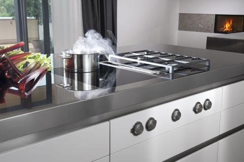 Индукционная плита отключается без посуды и снижает риск перегрева — House Digest