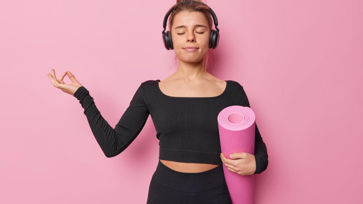 Девушка с ковриком для йоги