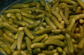 Маринованный огурец придаёт салату хруст и солёность — технологи питания