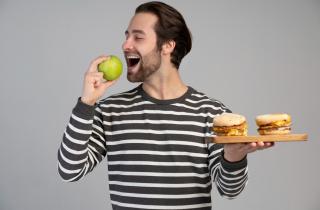 Рука тянется сама — а разум спит: учёные разоблачили главный миф о нашем подсознательном голоде