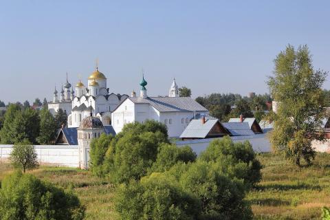 7 монастырей России для посещения: Сергиева Лавра, Оптина Пустынь, Псково-Печерский