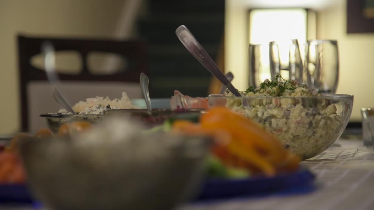 Cалат Оливье на новогоднем столе 2012-12-21