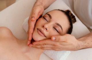 Профессиональный массаж помогает улучшить кровообращение и снять мышечное напряжение — Анна Пахомова