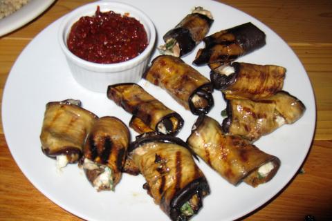 Рулетики из баклажанов с грецкими орехами получаются ароматными — повар