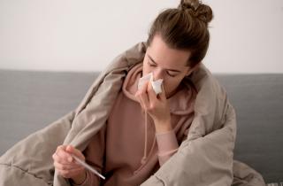 Врач Александра Филева предупредила: частое сморкание повышает риск отита