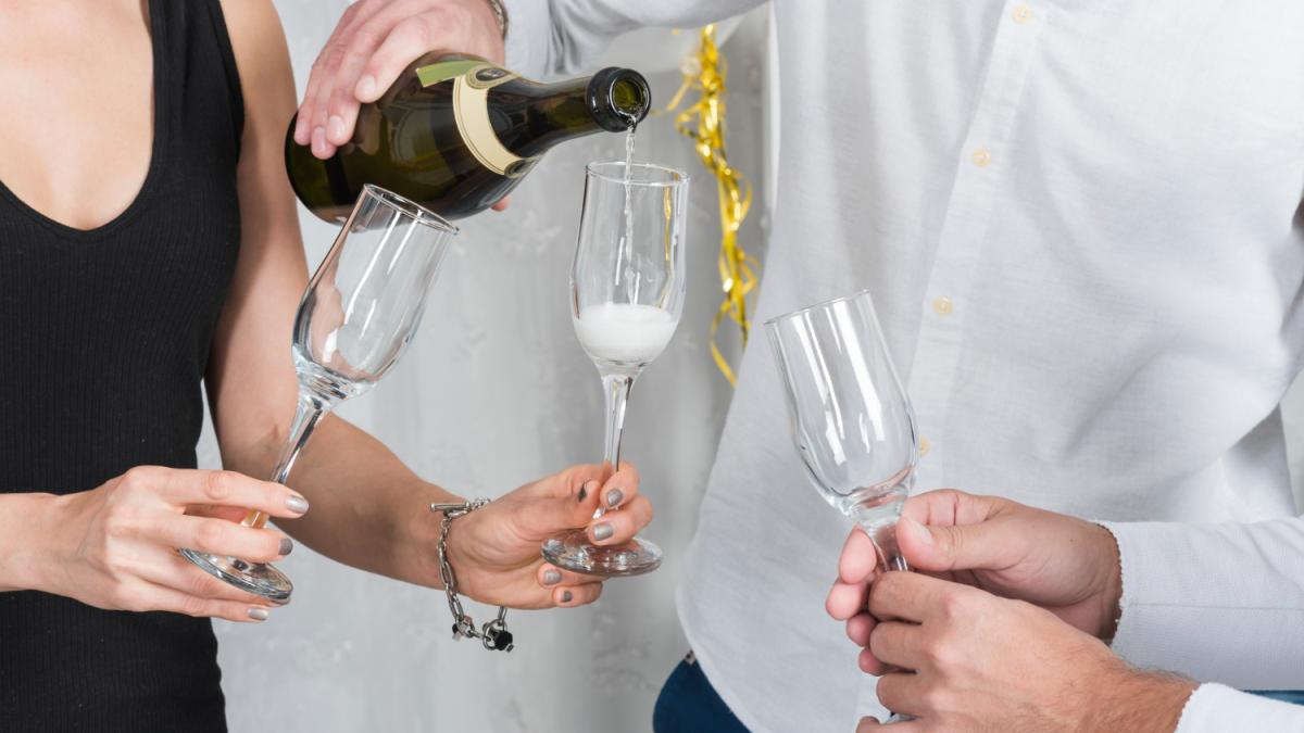 Мужчина разливает шампанское