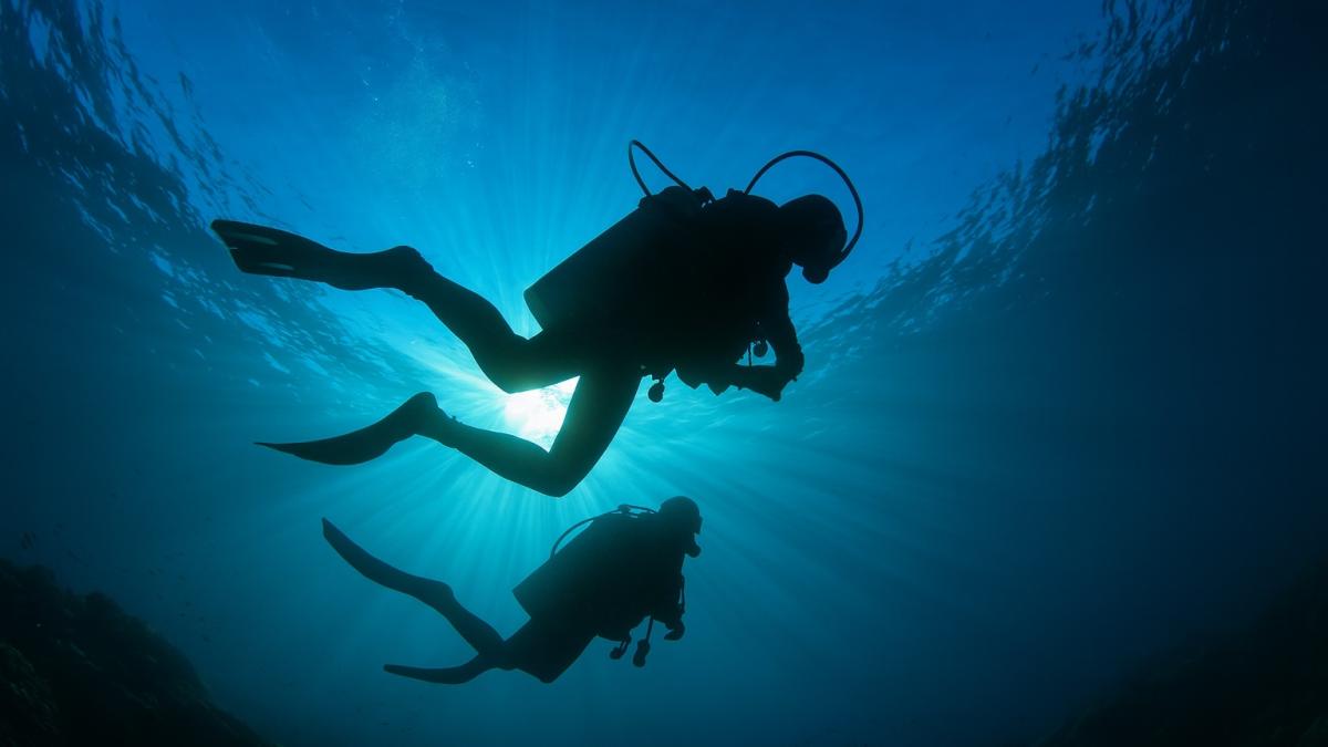 Дайверы под водой