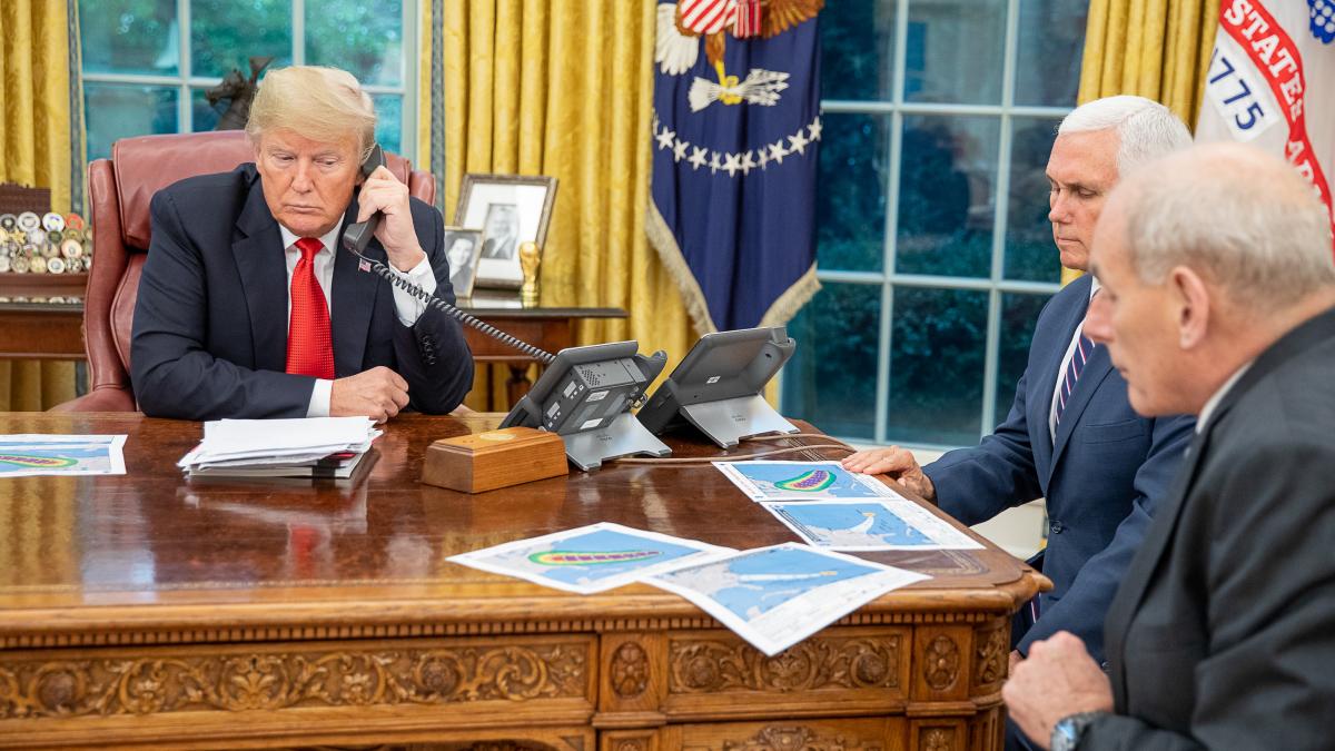 Трамп с телефоном Трамп с телефоном