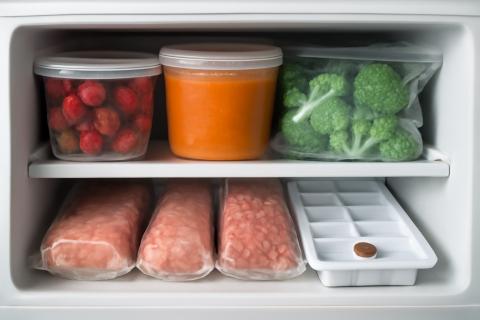 Эксперты: курицу, фарш и морепродукты нельзя готовить прямо из морозилки