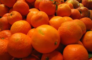 Салат с мандаринами создаёт яркий цитрусовый акцент на столе — кулинары