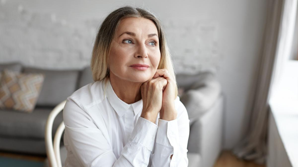 Женщина среднего возраста с макияжем