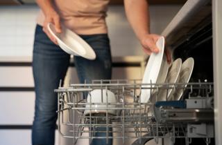 Кэти Кохун отметила, что посуду не нужно ополаскивать перед загрузкой в посудомоечную машину
