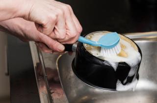 Исследование показало, что уксус и сода эффективно удаляют нагар с посуды