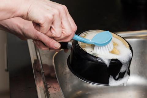 Исследование показало, что уксус и сода эффективно удаляют нагар с посуды