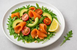 Здоровый салат с авокадо и йогуртовой заправкой — отличный выбор для новогоднего стола