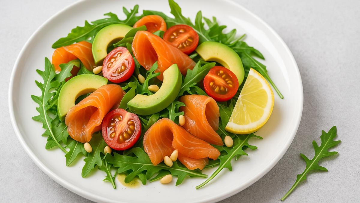 Салат с лососем, авокадо и рукколой