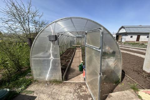 Замена грунта и термическая обработка почвы помогут сохранить здоровье теплицы — агрономы