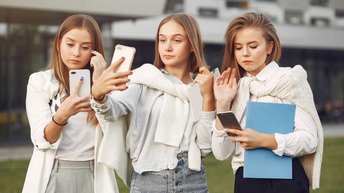 Девушки с телефонами