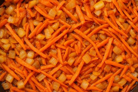 Эксперты: раздельное приготовление лука и моркови улучшает вкус зажарки