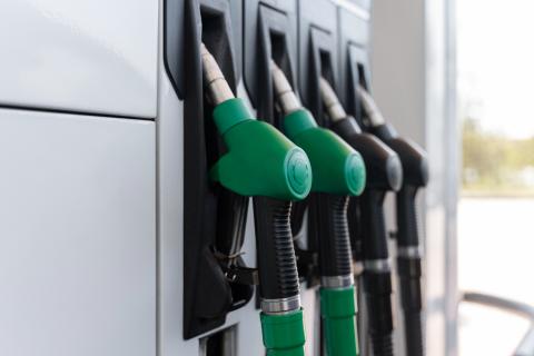 Эксперт: перебои с топливом на АЗС связаны с паникой водителей, а не дефицитом