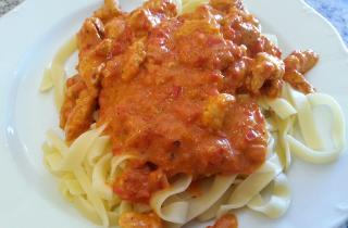 Готовую подливку лучше разогревать на следующий день — шеф-повара