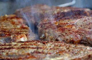 Шеф Роджерс усилил вкус рибая масляным поливом — шеф Нитре Роджерс