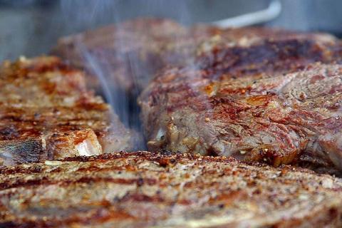 Шеф Роджерс усилил вкус рибая масляным поливом — шеф Нитре Роджерс